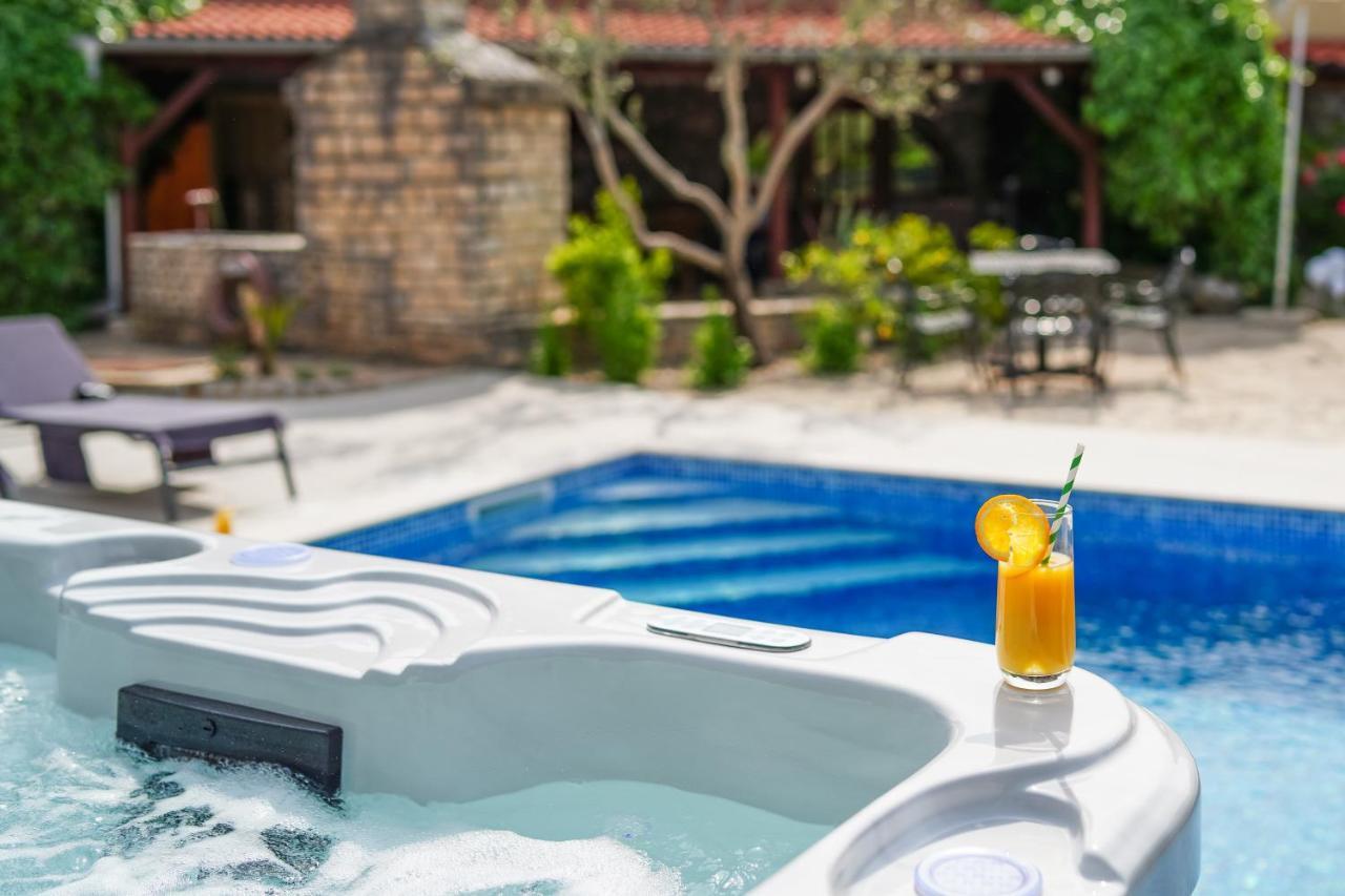 Stone Lady Holiday Home With Pool&Hot Tub,Sauna,Bbq,Garden Rasopasno Екстериор снимка